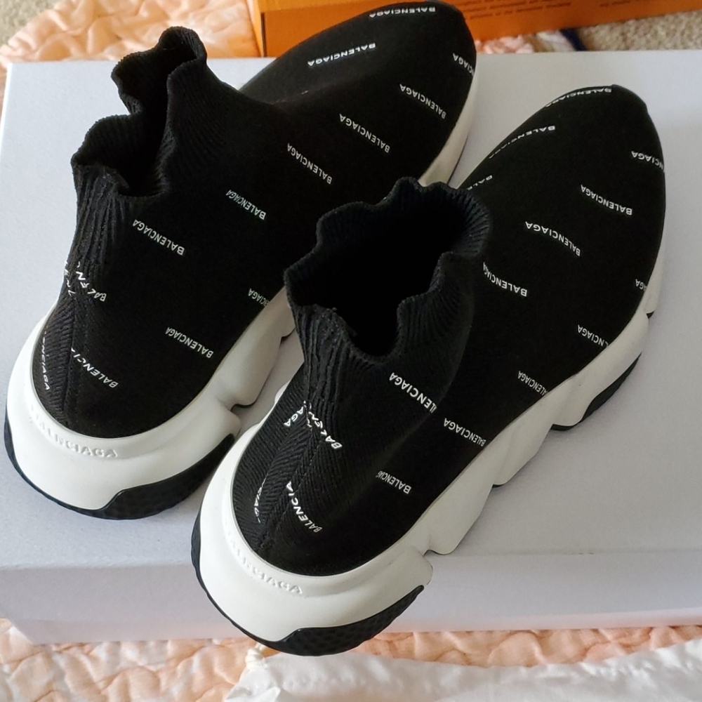 Balenciaga speed trainers logo
